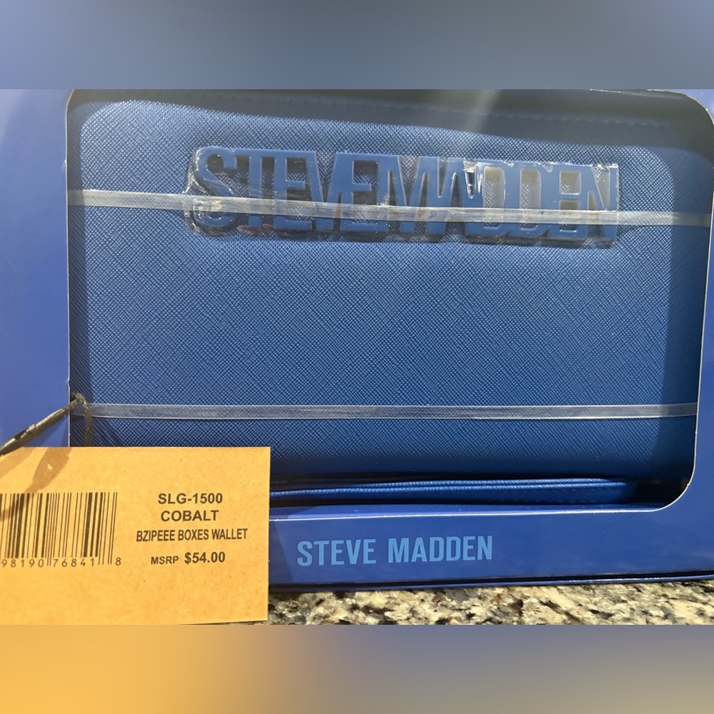 NWT- Steve Madden Bzippee faux leather zip around wristlet, cobalt blue